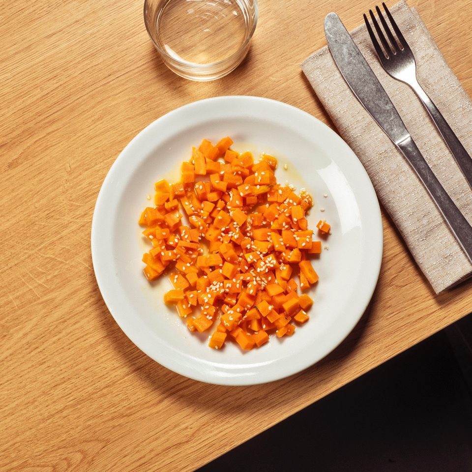 Insalata di carote con tahin e semi di sesamo