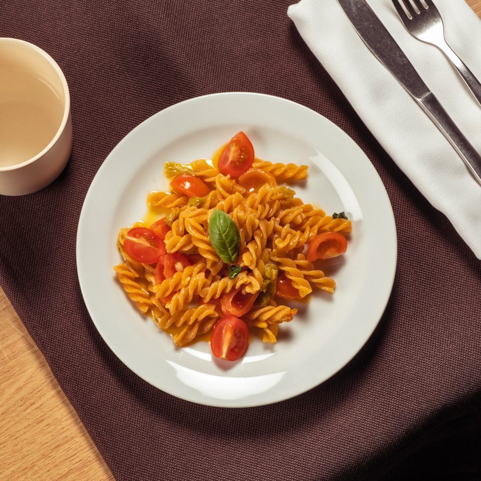 Fusilli di ceci con pomodorini e fiori di zucca