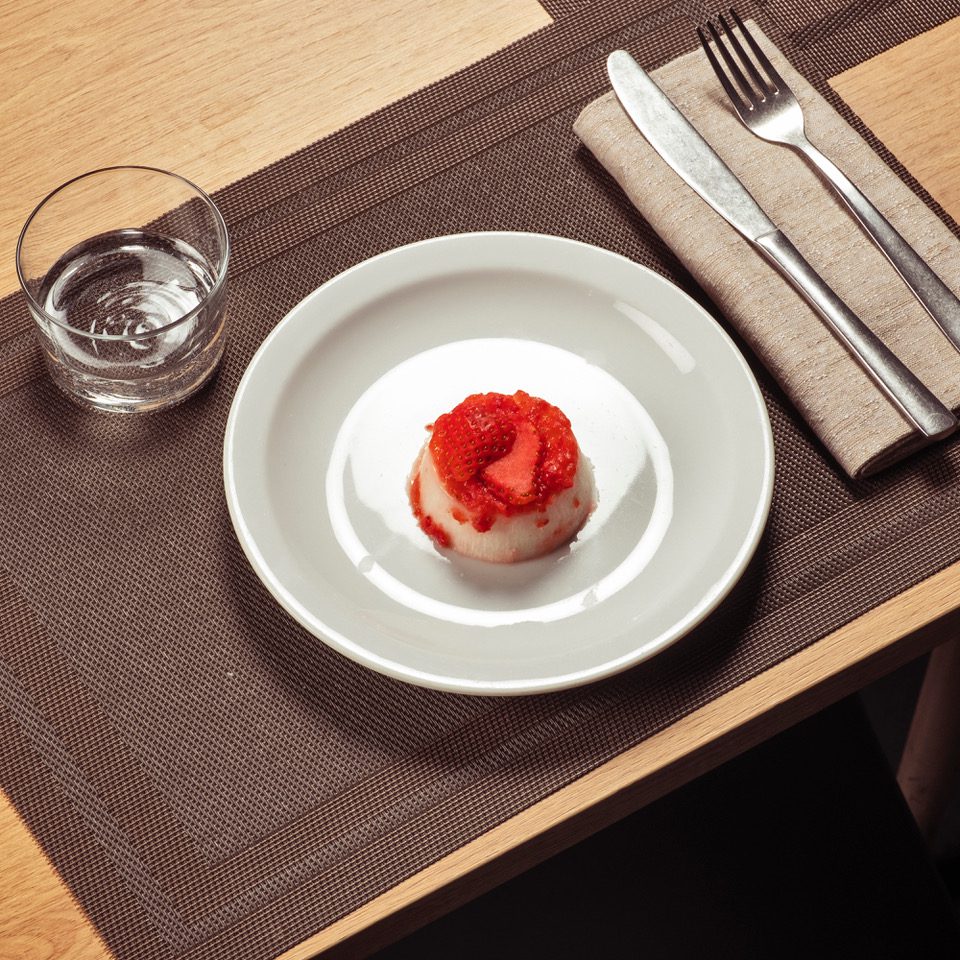 Budino di yogurt, con miele e fragole