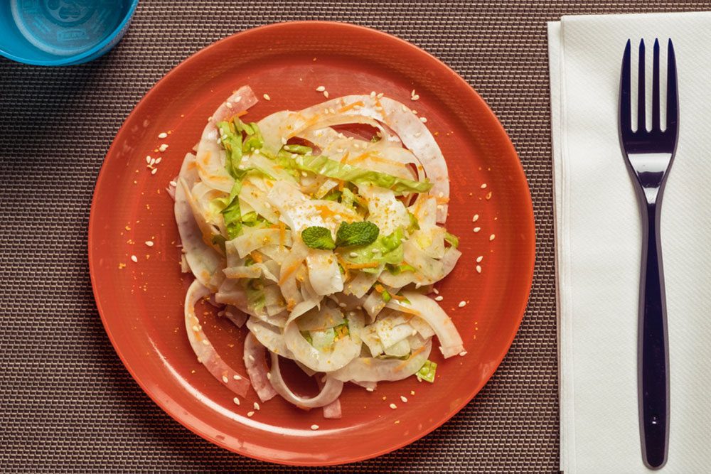 Insalata di lattuga , finocchi, carote e ravanelli alla salsa di sesamo