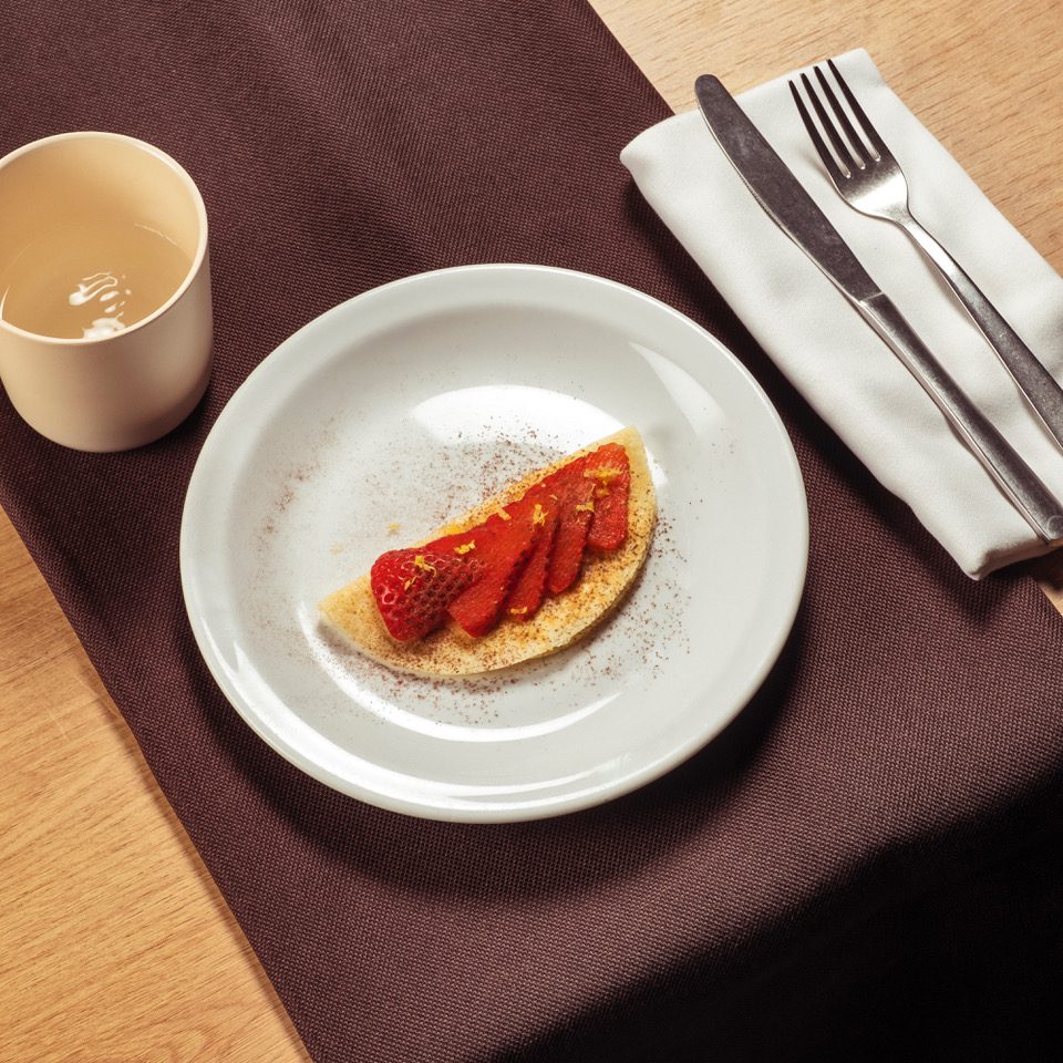 Crespelle di grano saraceno con ricotta e fragole